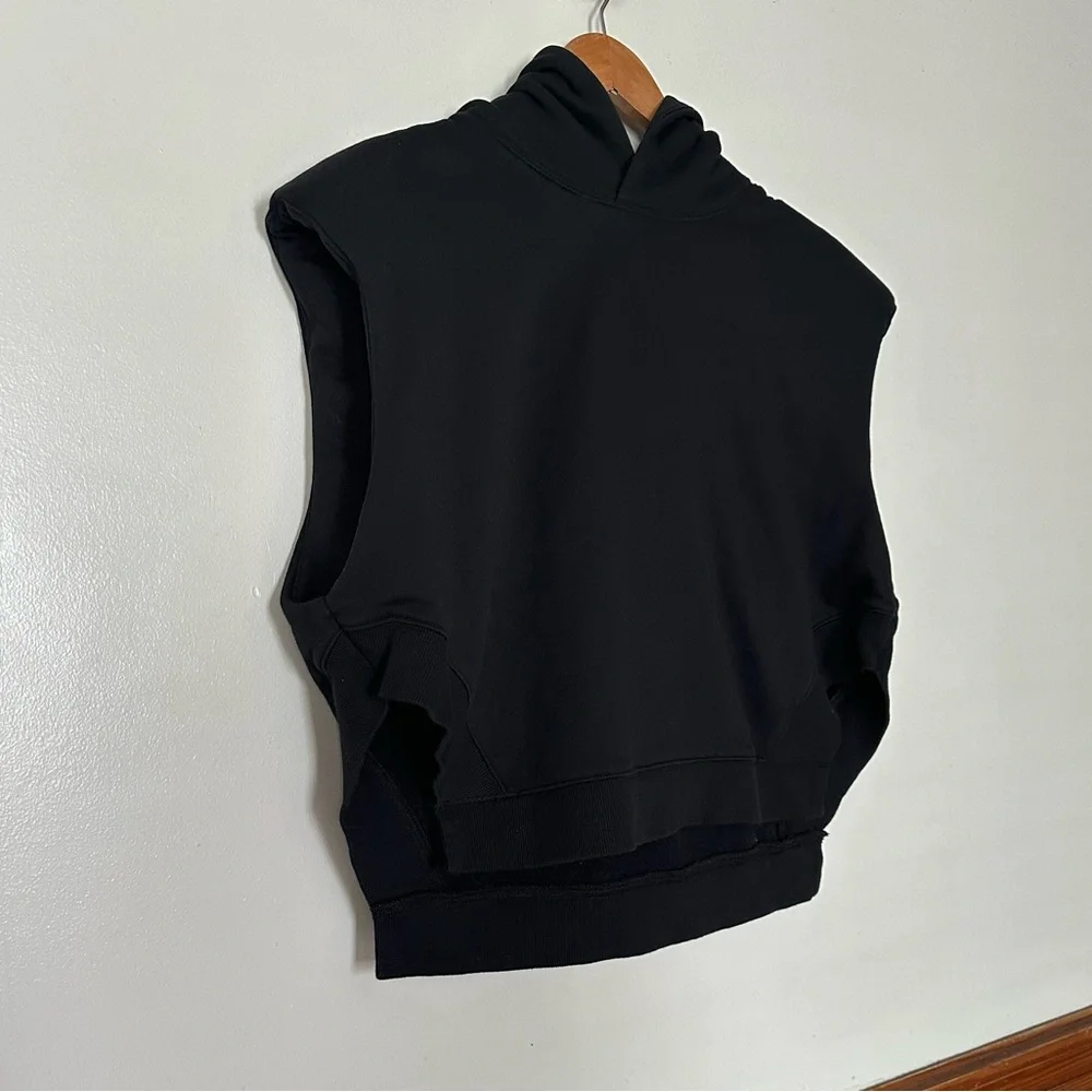 Alo Cropped Headliner Shoulder Pad Sleeveless Hoodie Sweatshirt Vest Size Medium - Picture 8 of 13
